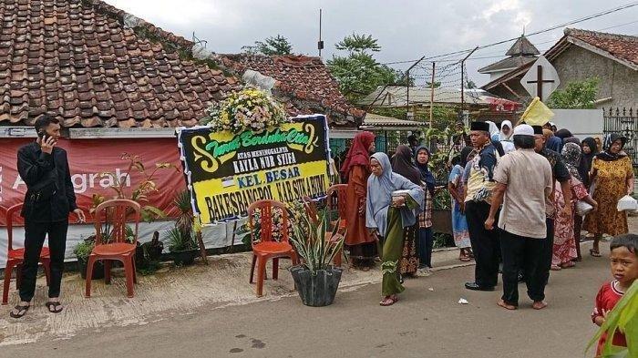 Suasana di rumah duka siswi SMAN 1 Cisaat di Jalan Cibentang RT 10 RW 05, Desa Cibentang, Kecamatan Gunungguruh, warga berdatangan melayat, Jumat (19/4/2024).