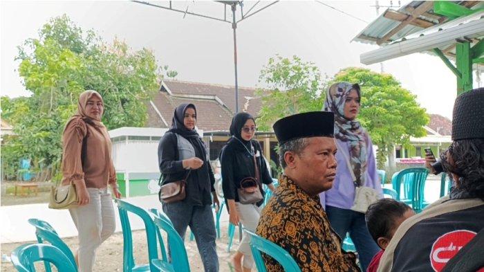 WARGA MELAYAT - Suasana rumah duka korban kecelakaan di Dusun Ngembel, Desa Tanggungharjo, Kecamatan Tanggungharjo, Kabupaten Grobogan, Kamis (17/4/2025). Warga berdatangan untuk melayat korban tewas satu keluarga dalam kecelakaan di Mranggen Demak.