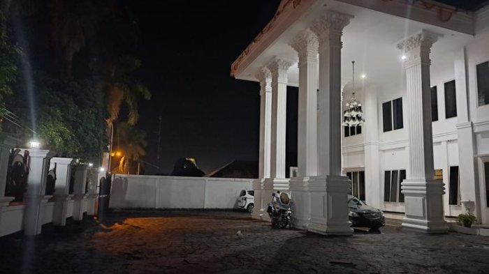 Situasi di Kediaman dinas Gubernur Maluku Utara, Abdul Gani Kasuba di Kota Ternate usai kedatangan petugas dari KPK, Senin (18/12/2023).