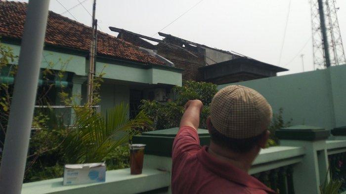Ketua RT menunjukkan kamar dari luar bangunan rumah tempat ditemukan jasad seorang lansia 66 tahun di Desa Loram Wetan, Kecamatan Jati, Kabupaten Kudus, Selasa (12/11/2024).