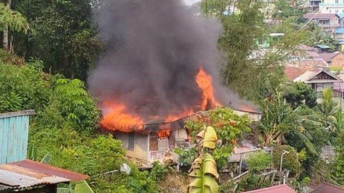 Rumah terbakar menimpa seorang nenek bernama Suhartini yang tinggal di Balikpapan, Kalimantan Timur, Sabtu (11/11/2023).
