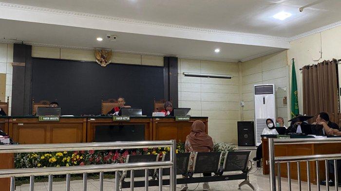 SAKSI KASUS BOP - Saksi Andriani, bendahara residen sekaligus rekan kerja dari Terdakwa dr Taufik Eko Nugroho memberikan kesaksian dalam lanjutan sidang PPDS Undip di Pengadilan Negeri (PN) Semarang, Rabu (11/6/2025).