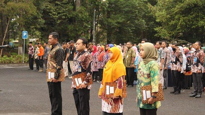 Apel dan penyerahan Surat Keputusan Kenaikan Pangkat di lingkungan Pemkab Wonosobo digelar bersamaan apel pagi hari ini di halaman Pendopo Bupati, Kamis (14/9/2023).