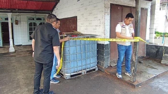 Satgas Pangan Polres Malang gerebek rumah industri minyak goreng ilegal di Desa/Kecamatan Wajak, Kabupaten Malang, Jumat (7/6/2024).