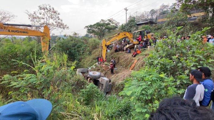 PROSES EVAKUASI - Satu alat berat bulldozer loader terjatuh ke jurang di wilayah Perampelan, Beji, Ungaran Timur, Kabupaten Semarang pada Kamis (12/9/2024) sore. Para petugas penyelamat tengah melakukan proses evakuasi korban yang terjepit.