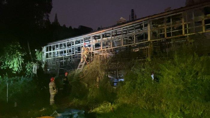 Bangunan di tempat wisata Taman Bunga Celosia, Kecamatan Bandungan, Kabupaten Semarang pada Selasa (6/8/2024) sore. Para petugas pemadam kebakaran masih memadamkan api.