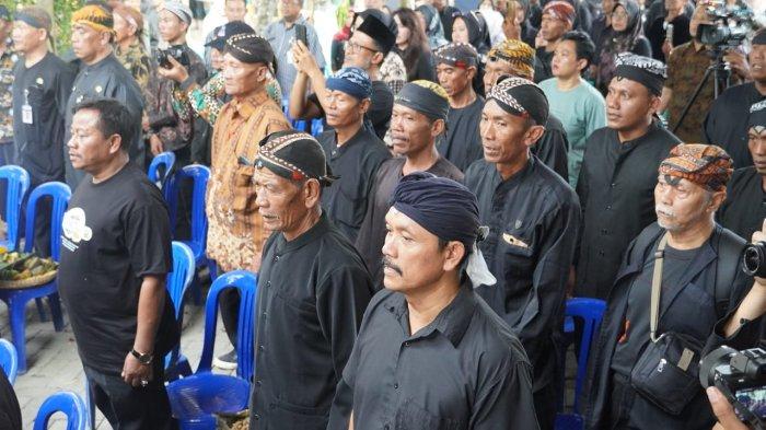 Sedulur Sikep (pengikut ajaran Samin Surosentiko-red) mengikuti rembug sedulur sikep di Pendopo Pengayoman Samin Surosentiko, Plosokediren, Randublatung, Blora, Rabu (10/7/2024).