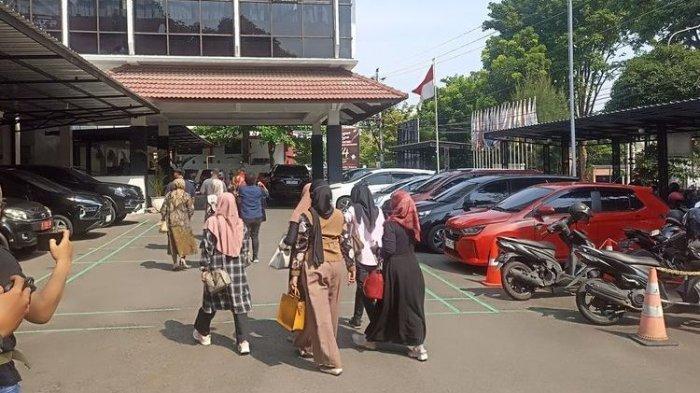 Sejumlah caleg PDI-P Jateng mendatangi Kantor KPU Jateng, Senin (29/4/2024).