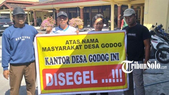 Sejumlah warga Desa Godog, Kecamatan Polokarto segel kantor Kepala Desa, Kamis (11/7/2024)