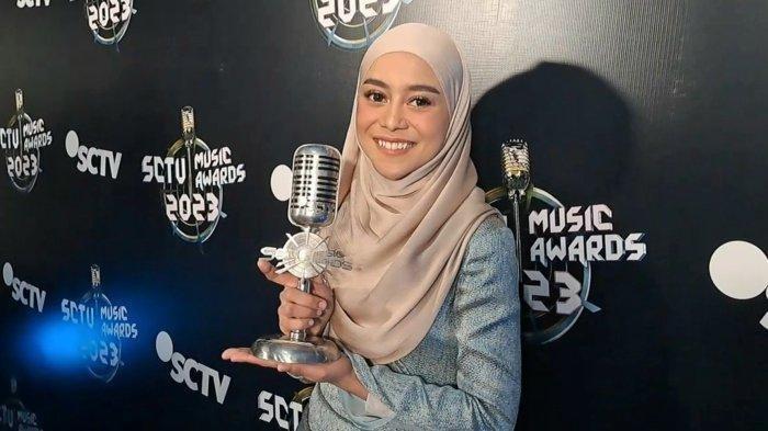 Ketika Lesti Kejora meraih piala penghargaan SCTV Music Awards 2023 kategori Video Klip Paling Ngetop.