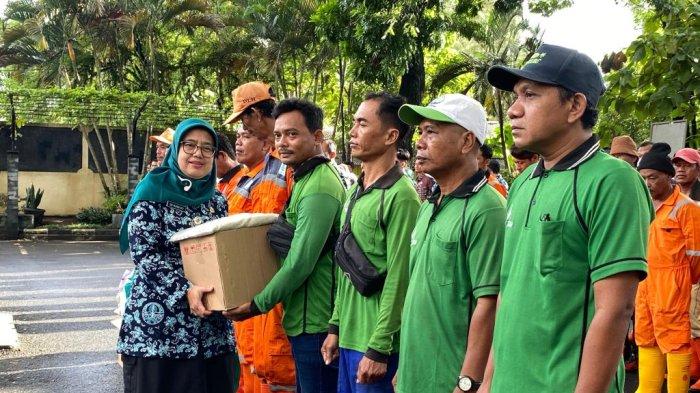 Pemkab Cilacap saat menyerahkan bingkisan berupa sembako kepada tenaga K3 Dinas Lingkungan Hidup (DLH) Kabupaten Cilacap. Rabu (3/5). Total ada 282 paket sembako yang dibagikan oleh Pemkab Cilacap untuk tenaga K3.