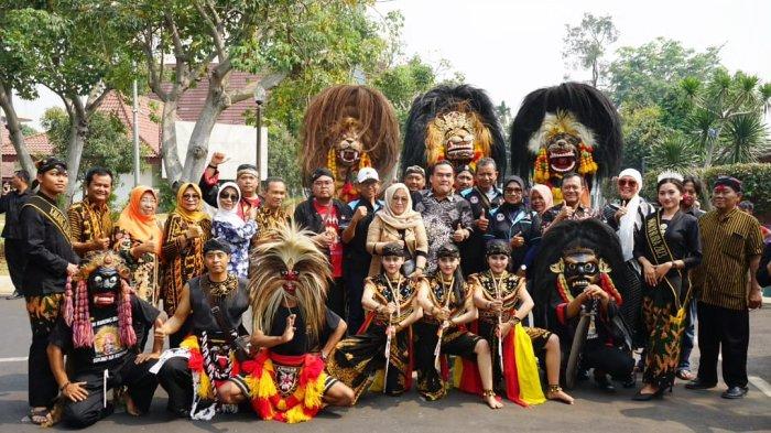 Usai sukses tampil di Anjungan Jawa Tengah, Taman Mini Indonesia Indah (TMII) Jakarta pada Minggu (1/10/2023), pentas Duta Seni Kabupaten Blora yang menampilkan seni barongan modern, diminta tampil di ruang publik Jakarta yang lebih luas.