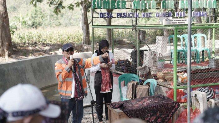 Senior Manager of Communication & CSR PT Semen Gresik, Dharma Sunyata, memberikan sambutan dalam aksi sapta pesona sumber mata air Sendang Brubulan di Desa Pasucen, Kecamatan Gunem, Kabupaten Rembang (27/10).