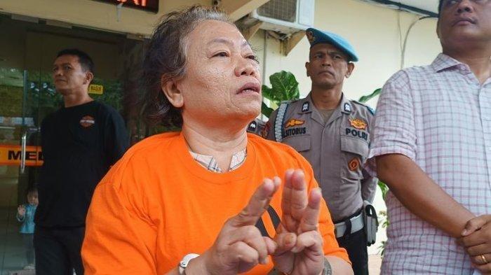 Seorang wanita yang bekerja sebagai dosen dan notaris di Kota Medan, bernama Tiromsi Sitanggang (57), ditetapkan tersangka karena diduga membunuh suaminya, Ruslan Maralen Situngkir (61) saat berada di Polsek Helvetia, pada Selasa (17/9/2024).