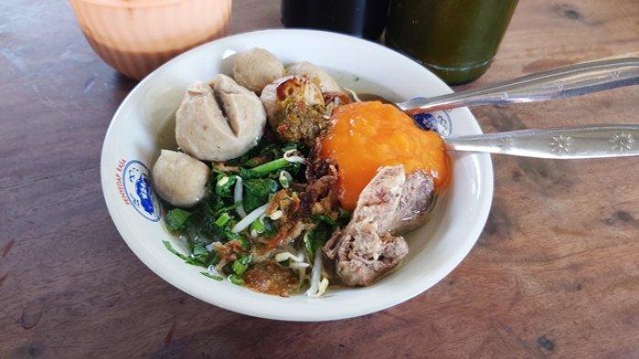 Seporsi dari kedai bakso rutan atau Bakso SBR.