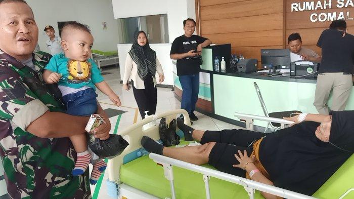 Ahmad Aiman Nabil bayi berumur 15 bulan korban kecelakaan PO New Shantika, saat digendong Serma Kurdi melihat ibunya yang akan di rontgen oleh tim medis RSU Comal.