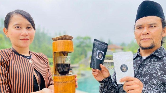 Food and Beverage (F&B) Service Joglo Ageng Guci Tegal Siti Maisaroh (kiri), bersama Petani Kopi Guci Maksum (kanan), menunjukkan produk kopi asli Guci, Kabupaten Tegal yang diberi nama (Branding) Kopi Guci Laka-laka, dan salah satu varian menu yang paling spesial atau ikonik Joglo Ageng yaitu Kopi Joglo. Berlokasi di area kolam renang, pada Sabtu (28/9/2024).