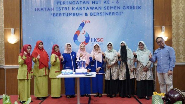 Sesi foto bersama perwakilan manajemen PT Semen Gresik, perwakilan pembina IIKSG, perwakilan dari IIKSMI, beserta Ketua IIKSG pada puncak perayaan HUT IIKSG ke-6 di Ballroom Fave Hotel Rembang, 5 November 2023.