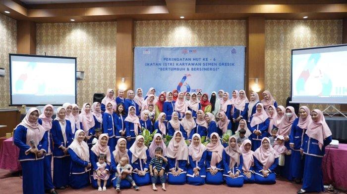 Sesi foto bersama perwakilan pembina IIKSG, perwakilan dari IIKSMI, beserta puluhan anggota IIKSG pada puncak perayaan HUT IIKSG ke-6 di Ballroom Fave Hotel Rembang, 5 November 2023.