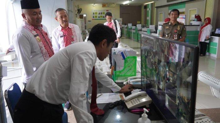 Wali Kota Pekalongan Achmad Afzan Arslan Djunaid dan Wakil Wali Kota Pekalongan Salahudin saat melaksanakan inspeksi mendadak (sidak) pada hari awal kerja di tahun 2024 pasca libur pergantian tahun.