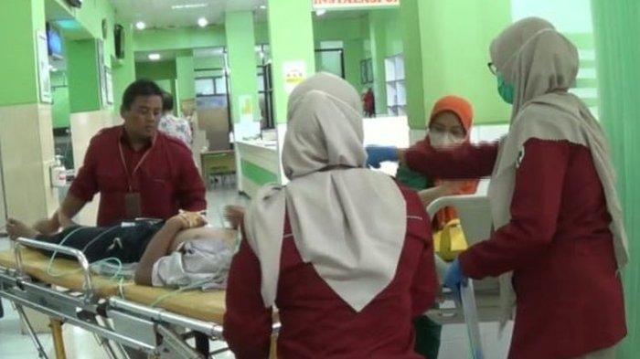 Siswa SMP di Kabupaten Ngawi dilarikan ke RSUD Widodo karena kejang usai ditendang temannya.(KOMPAS.COM/RATNO)
