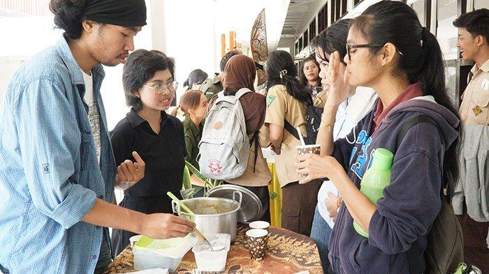 Siswa-siswi melakukan praktikum yang menjadi bagian acara Open House Laboratorium & Expo Produk Inovasi, Jumat (27-10-2023).