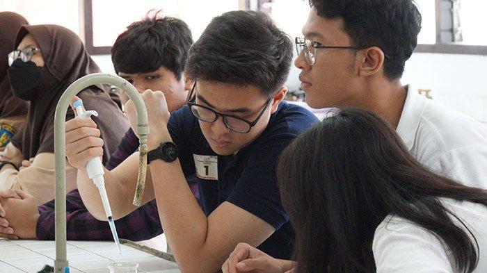 Siswa-siswi melakukan praktikum yang menjadi bagian acara Open House Laboratorium & Expo Produk Inovasi, Jumat (27-10-2023).
