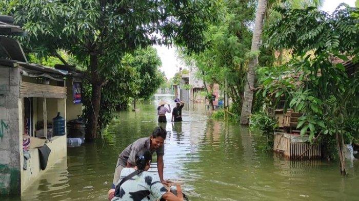 Situasi sebuah jalan Desa Wonoketingal, Kecamatan Karanganyar, Kabupaten Demak, Selasa (13/2/2024).