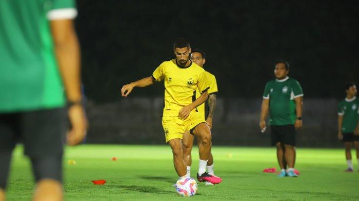 Taufee Skandari pemain PSIS Semarang asal Afghanistan.