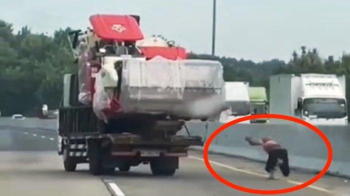 Sopir truk lari pontang panting hingga jatuh terjerembab karena truk muatan traktor yang dikemudikannya jalan sendiri di Km 413 Jalan Tol Semarang-Batang, Kamis (18/4/2024).