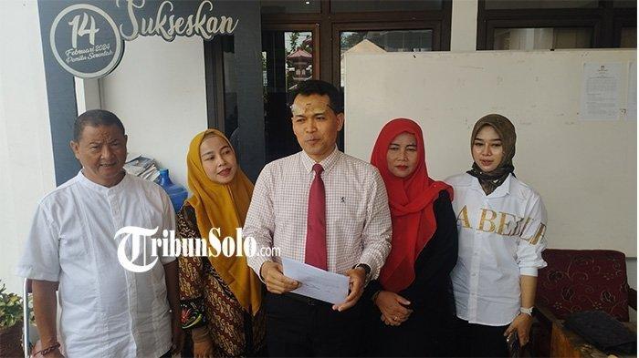 Sri Sumanta (Tengah) kuasa hukum dari Caleg Terpilih PDIP Sukoharjo Aristya Tiwi & Ngadiyanto akan melakukan langkah hukum untuk kilennya.