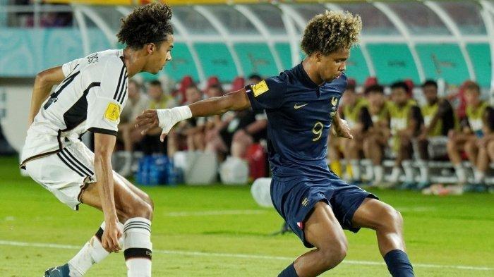 Striker Prancis, Mathis Lambourde (nomor 9) akan melewati hadangan pemain Jerman pada pertandingan final Piala Dunia U17 2023 di Stadion Manahan, Solo, Jawa Tengah, Sabtu (2/12/2023).