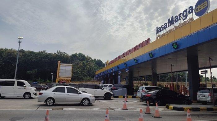 Suasana GT Kalikangkung Semarang pada hari pertama kebijakan one way. Arus kendaraan masih belum padat yakni hanya mencapai 2 ribu kendaraan perjam di Kota Semarang, Sabtu (6/4/2024).