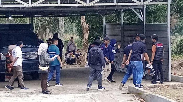 Suasana Pra Rekonstruksi Kasus Pembunuhan Ibu dan Anak di Jalancagak Subang yang digelar Ditreskrimum Polda Jabar, Kamis (2/11/2023). Diperagakan adegan saat Tuti Suhartini dibunuh