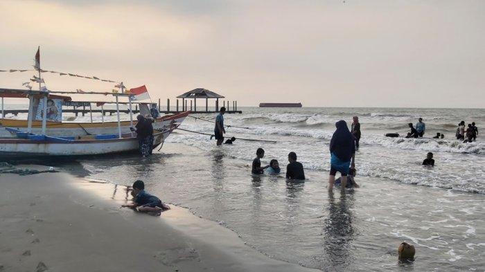 Suasana sore hari di kawasan Pantai Alam Indah (PAI) Tegal, Senin (8/7/2024).