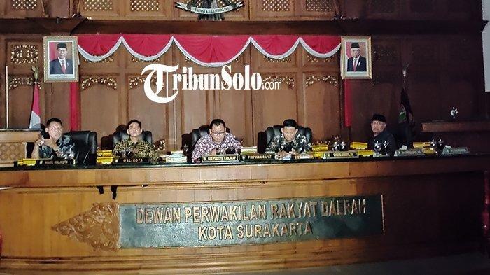 Suasana Wali Kota Solo Gibran Rakabuming Raka saat membaca nota jawaban dalam gelap.