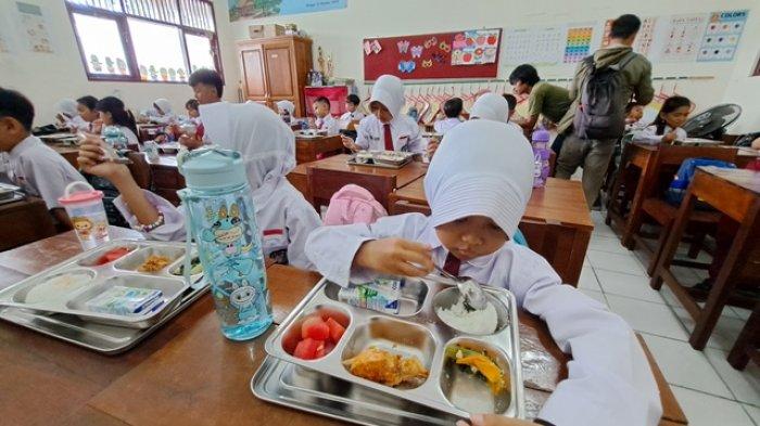 Suasana antusiasme anak-anak di SDN 1 Kranji Purwokerto saat mendapatkan makan bergizi gratis, Senin (6/1/2025).