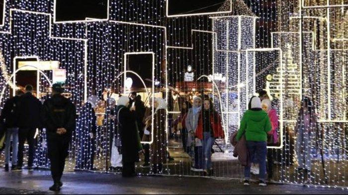 Suasana kegembiraan Natal menghilang dari jalanan kota-kota Suriah, Minggu (24/12/2023), gereja-gereja utama membatasi perayaan hanya pada doa-doa, sebagai bentuk solidaritas dengan warga Palestina yang menderita akibat serangan brutal dan genosida Israel di Gaza, Di Palestina, tempat kelahiran Yesus Kristus, rakyat sedang menderita, ujar Uskup Katolik Suriah Aleppo, Mor Dionysius Antoine Shahda.