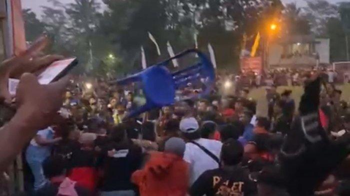 Suasana kericuhan di tengah pertandingan tarkam sepakbola di Lapangan Pule, Desa Bener, Kecamatan Tengaran, Kabupaten Semarang, Minggu (2/6/2024) sore. Tampak seorang warga melempar kursi ke tengah-tengah kericuhan.