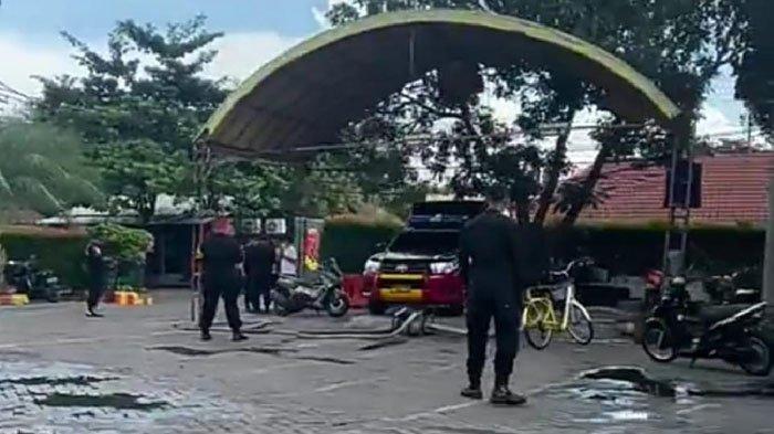 Suasana lokasi ledakan di kompleks markas Detasemen Gegana, Satuan Brimob, di Jalan Gresik, Morokrembangan, Krembangan, Surabaya, pada Senin (4/3/2024) pagi.