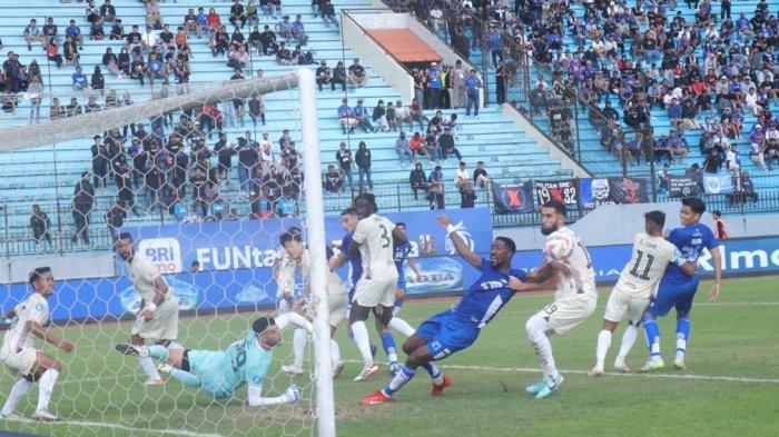 Suasana pertandingan PSIS Semarang kontra Persita Tangerang.