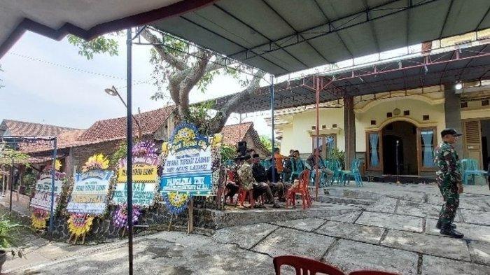 Suasana rumah duka Praka Yipsan Ladau di Glodogan, Kelurahan Harjosari, Kecamatan Bawen, Kabupaten Semarang, Jawa Tengah.