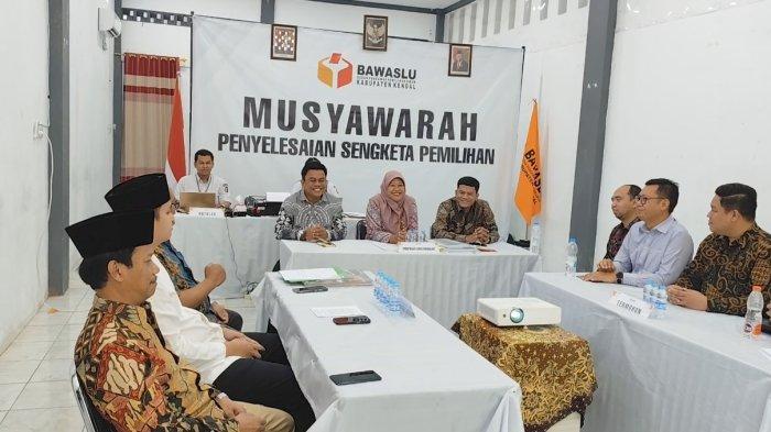 Suasana sebelum musyawarah tertutup gugatan bapaslon Dico M Ganinduto - Ali Nurudin terhadap KPU Kendal di Gedung Sentra Gakkumdu Bawaslu Kendal, Rabu (4/9/2024).