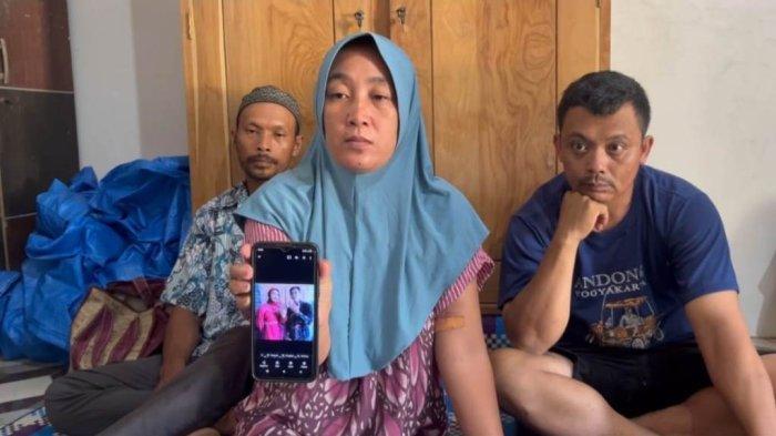 Suntari, ibunda dari Ratri Pramudita (21), menunjukkan foto prosesi tunangan putrinya saat ditemui TribunMuria.com di kediamannya, Desa Ronggo, Kecamatan Jakenan, Pati, Rabu (5/6/2024).