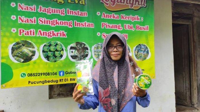 Supriyanti menunjukkan produk nasi jagung instan di rumah produksinya, Desa Pucungbedug, Kecamatan Purwanegara, Banjarnegara, Sabtu (30/11/2024)