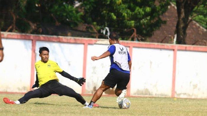 Aksi Kiper baru PSIS Semarang Syaiful Syamsuddin mencoba menghalau bola dari penguasaan rekan setimnya Wawan Febrianto pada latihan di Lapangan Sidodadi, Rabu (24/5/2023)