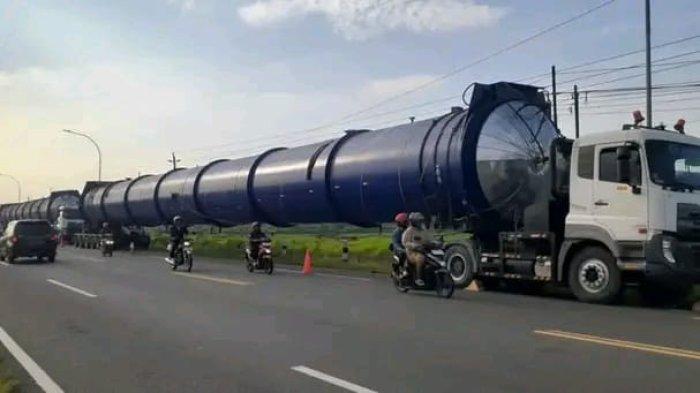 TABUNG RAKSASA - Truk Ball Mill, Truk pengangkut Tabung Raksasa Ball Mill. Tabung Raksasa Ball Mill asal China sedang diangkut menuju Banjarnegara untuk keperluan pengeringan batu bata di Purwonegoro Banjarnegara.