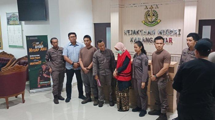 TERSANGKA DUGAAN KORUPSI DIRAWAT DI RUMAH SAKIT. Pihak Kejari Karanganyar menahan tersangka dalam kasus korupsi pengadaan Alkes di DKK Karanganyar pada Kamis (22/5/2025) malam.