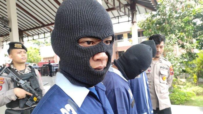 TGH (42) pelaku pemerkosaan terhadap anak tiri di Kabupaten Demak, Jawa Tengah hingga hamil dihadirkan dalam konferensi pers di Mapolres Demak, Senin (14/4/2025).