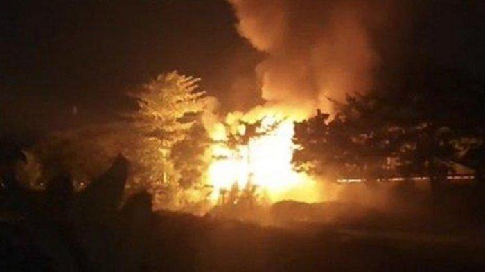 TERBAKAR: Sebuah truk yang dikabarkan milik Tentara Nasional Indonesia (TNI) terbakar di jalan tol Surabaya - Malang tepatnya di Desa Winong, Kecamatan Gempol, Kabupaten Pasuruan, Senin (5/5/2025) malam. (TRIBUNJATIMTIMUR.COM/ISTIMEWA)